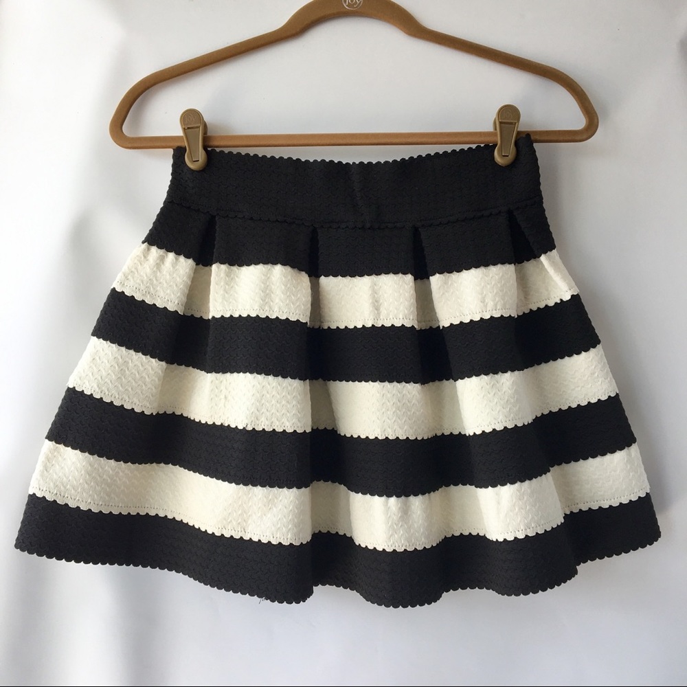 Flirty flowy band mini skirt